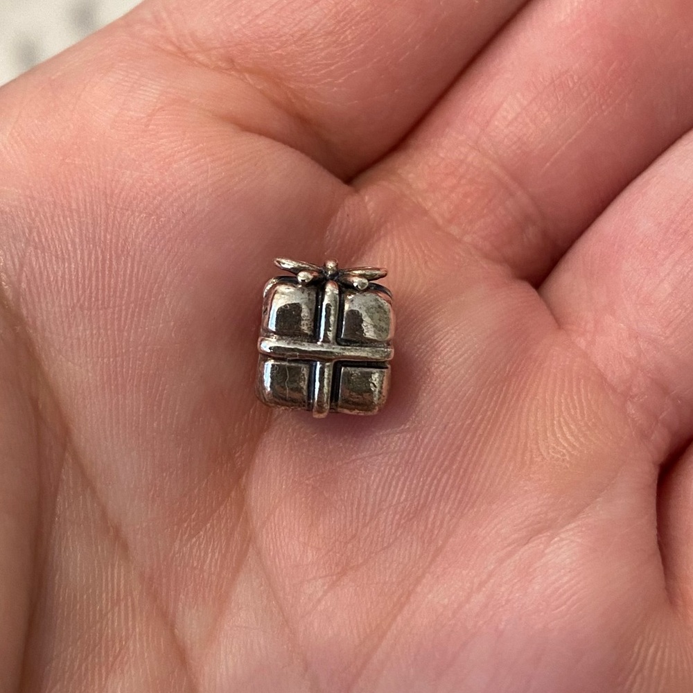 Pandora Present Charm!